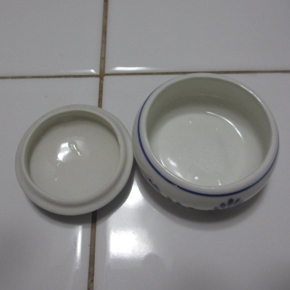 Tiny, tiny Delft Trinket Box Handpainted made in Holland Vintage 1970`s - Picture 5 of 9